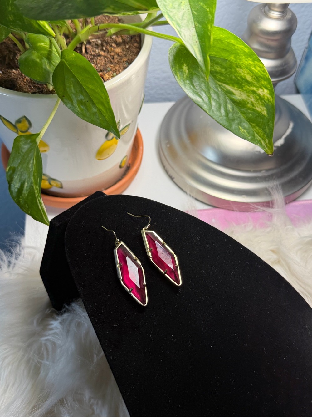 Kendra Scott Kinsley Gold Drop Earrings in Raspberry Illusion - Picture 2 of 5